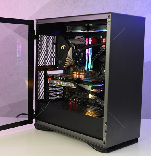 爱国者aigoyogom2pro黑色游戏电脑机箱eatxatx主板360冷排侧拉式钢化